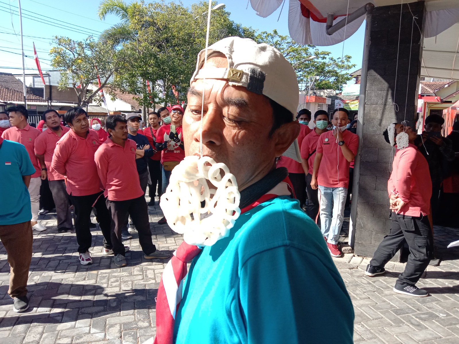 SERU: beberapa bapak-bapak tampak antusias mengikuti lomba makan kerupuk di salah satu instansi di Bondowoso.