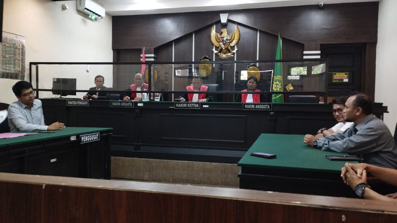 SENGKETA LAHAN: Suasana sidang putusan gugatan lahan eks lokalisasi Besini di Ruang Sidang Sari PN Jember ditunda, kemarin (8/7), dan dilanjutkan dua pekan mendatang.(MEGA SILVIA/RADAR JEMBER)