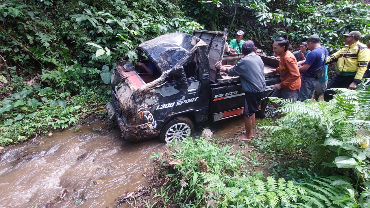 PROSES EVAKUASI: Proses evakuasi mobil Pikap yang terjun ke jurang sedalam 50 meter di KM 37.500 Desa Sidomulyo, Silo. (JUMAI/RJ)