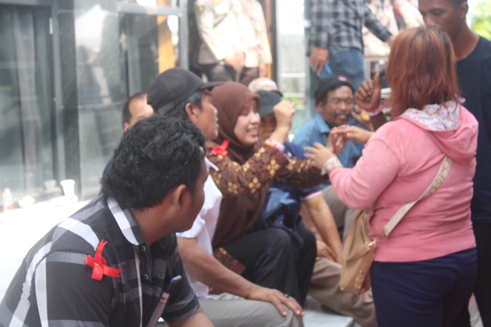 MUHAMMAD HASBI/RADAR SEMERU  LINGKUNGAN SEHAT: Ilustrasi interaksi sosial antarmasyarakat Lumajang yang bebas dari ancaman HIV.