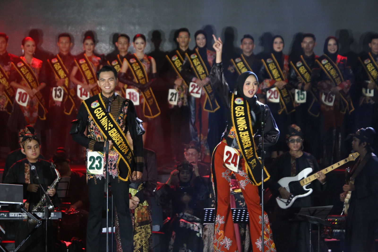 YULIO FA/RADAR JEMBER  UNJUK WAWASAN: Ning Niha (kanan) yang keluar sebagai Ning Jember pada Grand Final Gus dan Ning Kabupaten Jember Tahun 2024 di GOR PKPSO Kaliwates, Sabtu malam (6/7).