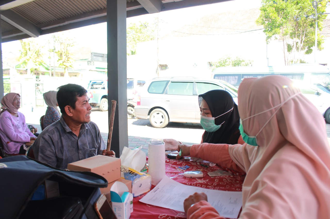CEK KESEHATAN: Seorang lansia memeriksakan kesehatannya dalam momen Hari Lanjut Usia Nasional, beberapa waktu lalu.(HILMI BASKORO/RADAR IJEN)