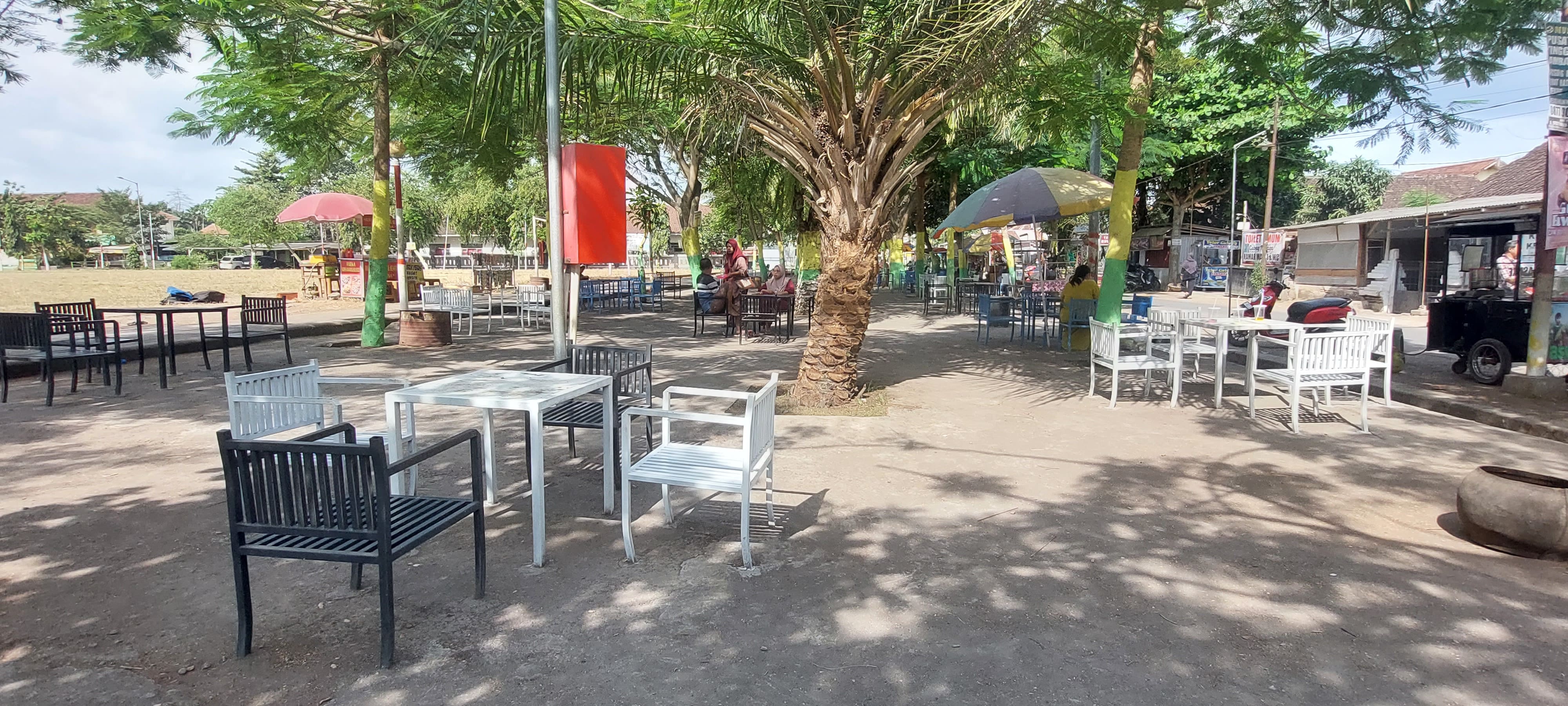 TEMPAT ISTIRAHAT: Puluhan kursi dan meja di RTH Balung catnya diperbarui.(JUMAI/ RADAR JEMBER)