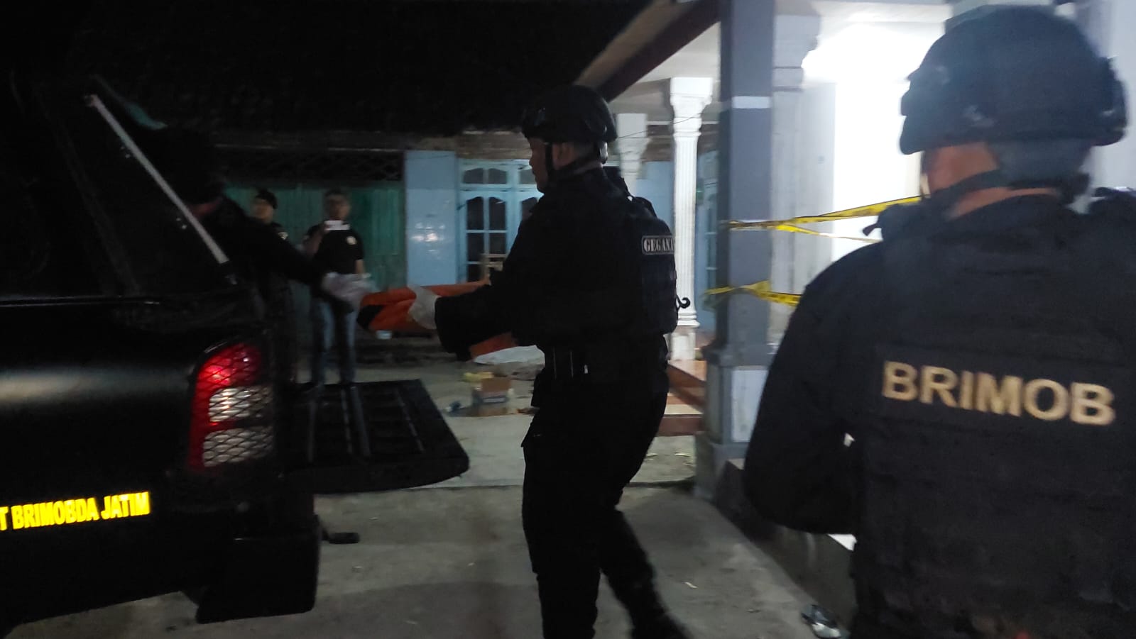 DATANGI LOKASI: Tim penjinak bom (Jibom) Brimob Polda Jatim saat mengamankan dua bondet dirumah kontrakan Supandi, di Dusun Suling, Desa bagon, Kecamatan Puger, Jember Rabu (10/7) malam. (jumai/rj)