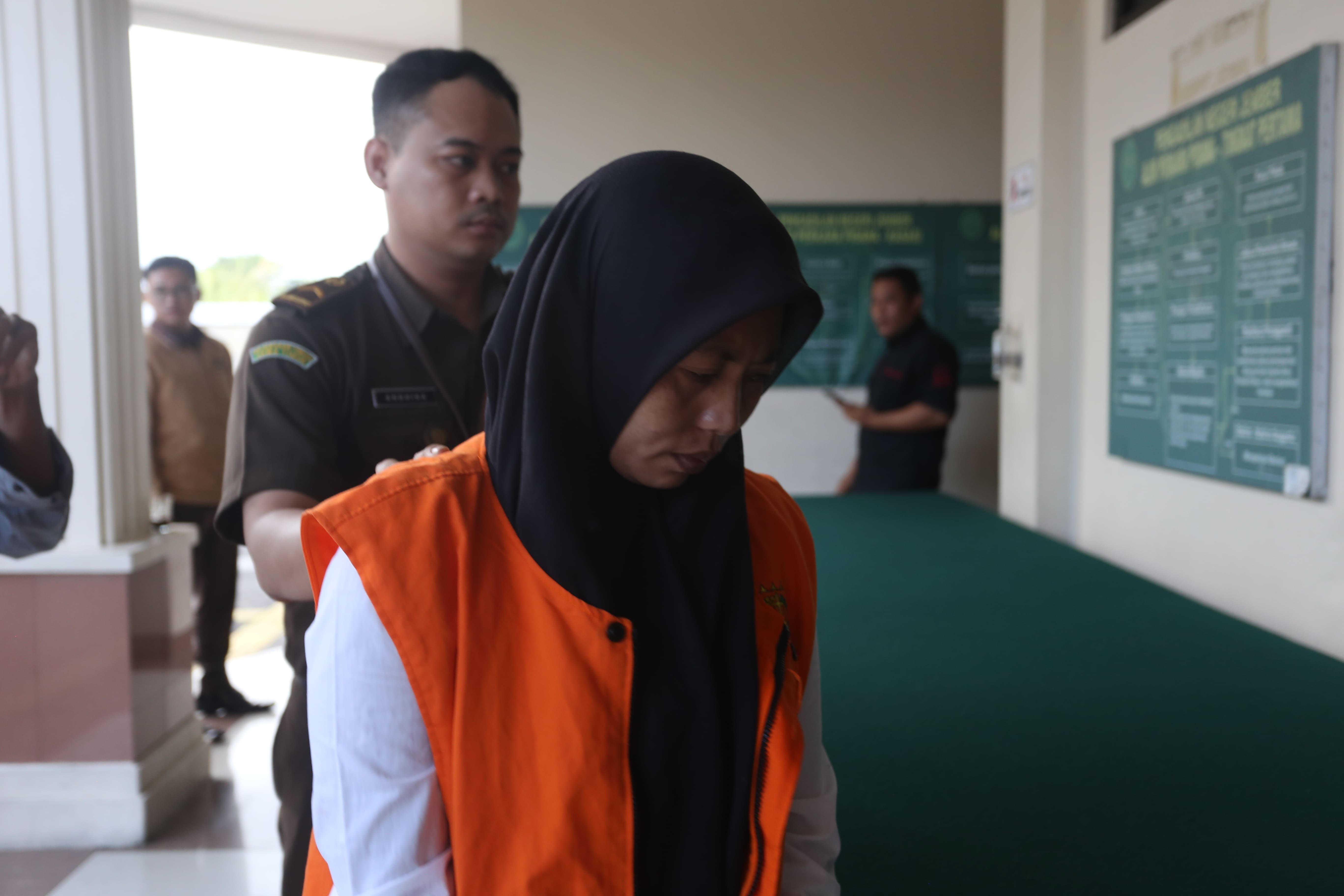MENYESAL: Siti Nur Hasanah dinilai terbukti ikut membunuh ibu kandungnya karena hubungannya dengan sang kekasih tak direstui, di Pengadilan Negri Jember, kemarin (10/7).(YULIO FA/RADAR JEMBER)