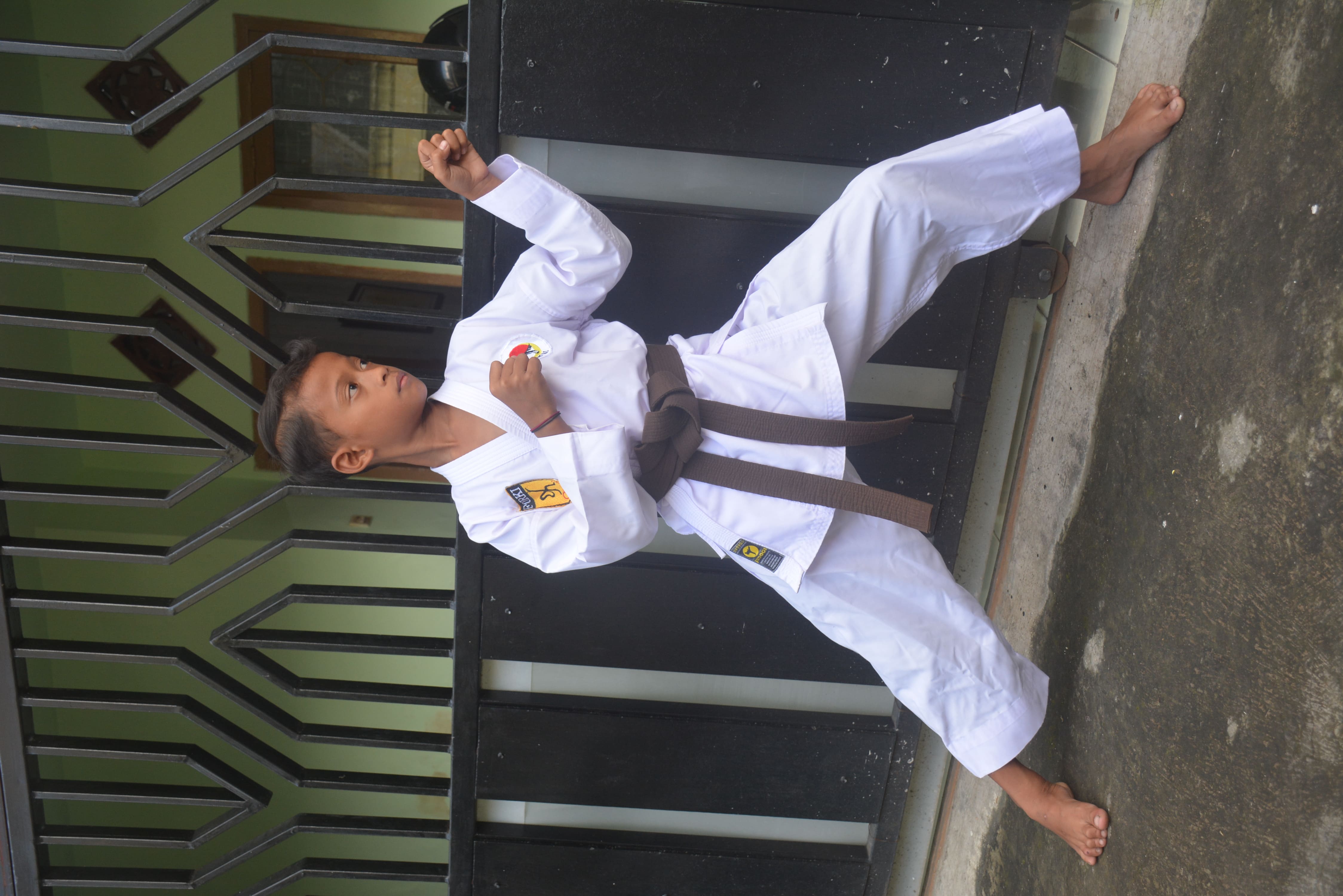 KARATEKA: Antonius Vanderous Halek, atlet karate asal Jember, lolos menuju O2SN nasional pada Agustus mendatang.