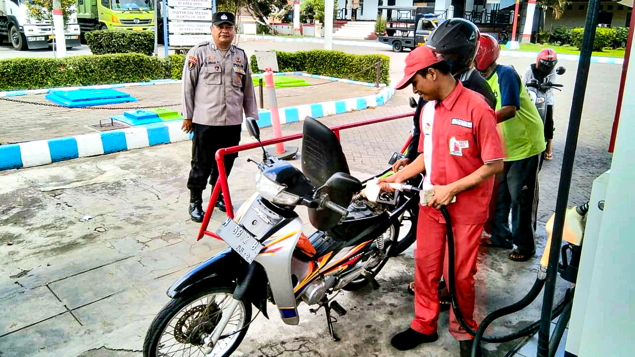 OPERASI: Salah satu personel polisi ketika menjalani patroli di sejumlah SPBU Lumajang untuk memastikan ketersediaan BBM, hingga larang modifikasi tangki.(MUHAMMAD HASBI/RADAR SEMERU)