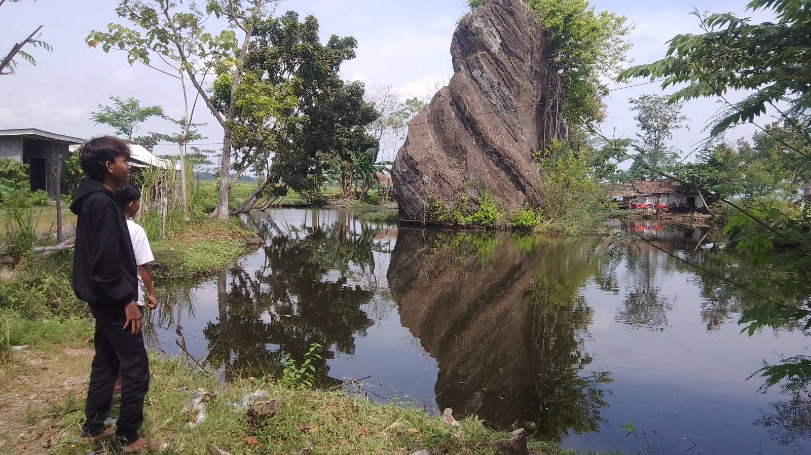YULIO FA/RADAR JEMBER  KEREN BANGET: Gumuk Pecah di Desa Karang Duren, Kecamatan Balung ini terus dikenal banyak orang karena mirip arena pertarungan game Mobile Legends.