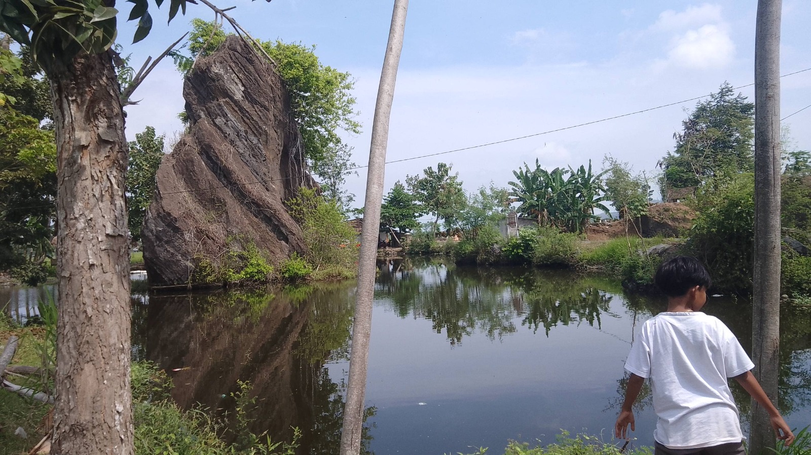 JADI DESTINASI BARU: Anak kecil bermain di sekitar Gumuk pecah, di Desa Karang Duren, Kecamatan Balung. (DOK RJ)