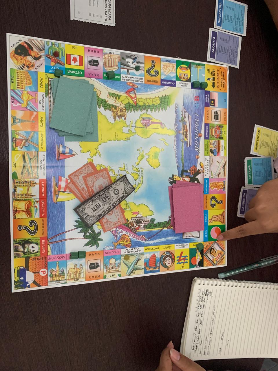 ASAH SKILL: Permainan monopoli ini bisa juga untuk mengasah otak karena harus memainkan strategi.
