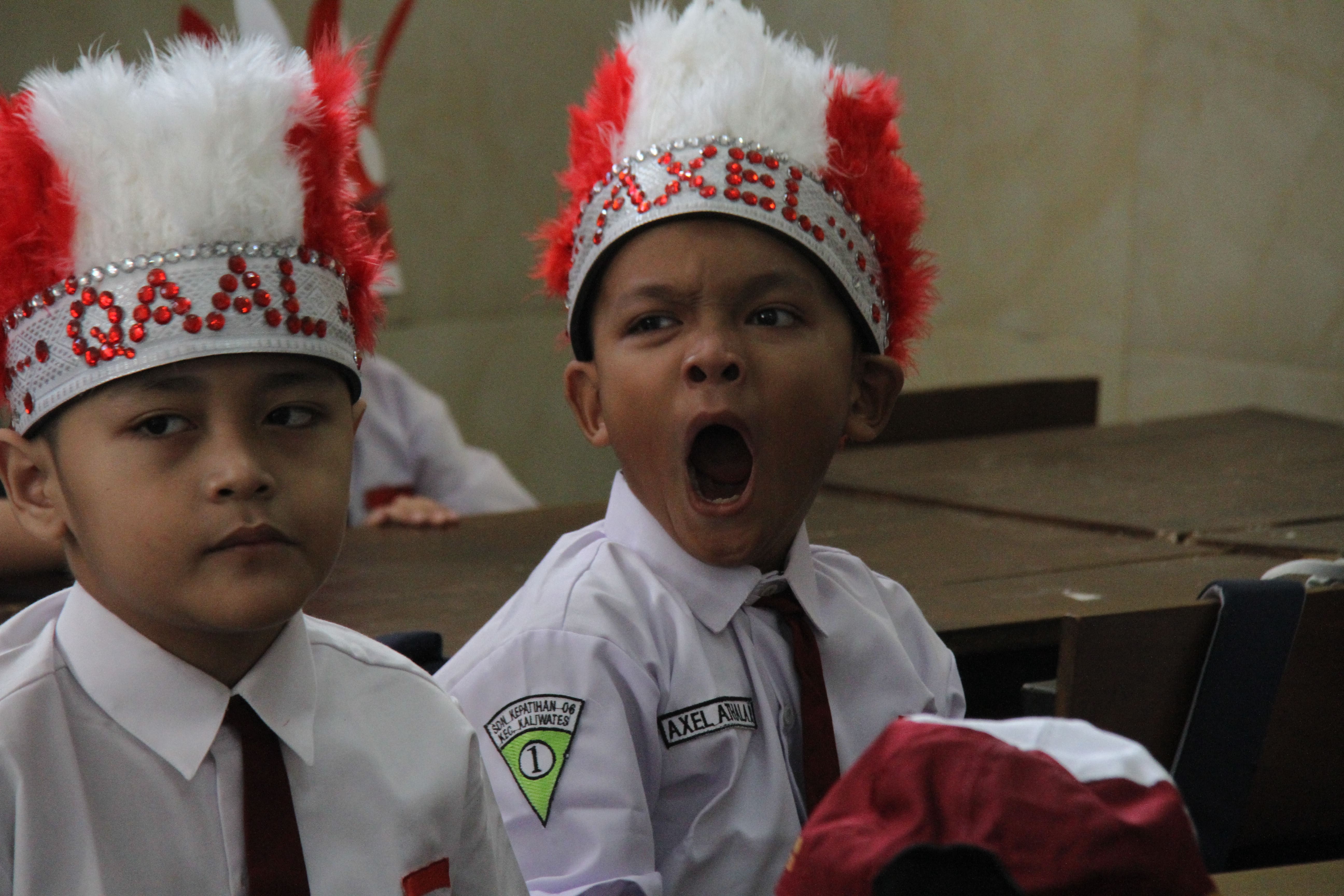 MENGANTUK: Hari pertama masuk sekolah, beberapa siswa kelas 1B SDN Kepatihan 06, Kecamatan Kaliwates, banyak yang mengantuk. (JUMAI/RJ)
