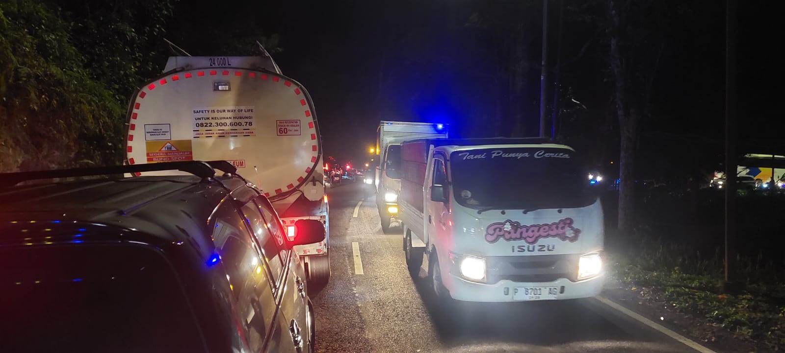BIKIN MACET: Kondisi arus lalu lintas di Gumitir macet dan diterapkan sistem buka tutup di kedua arah. (JUMAI/RJ)