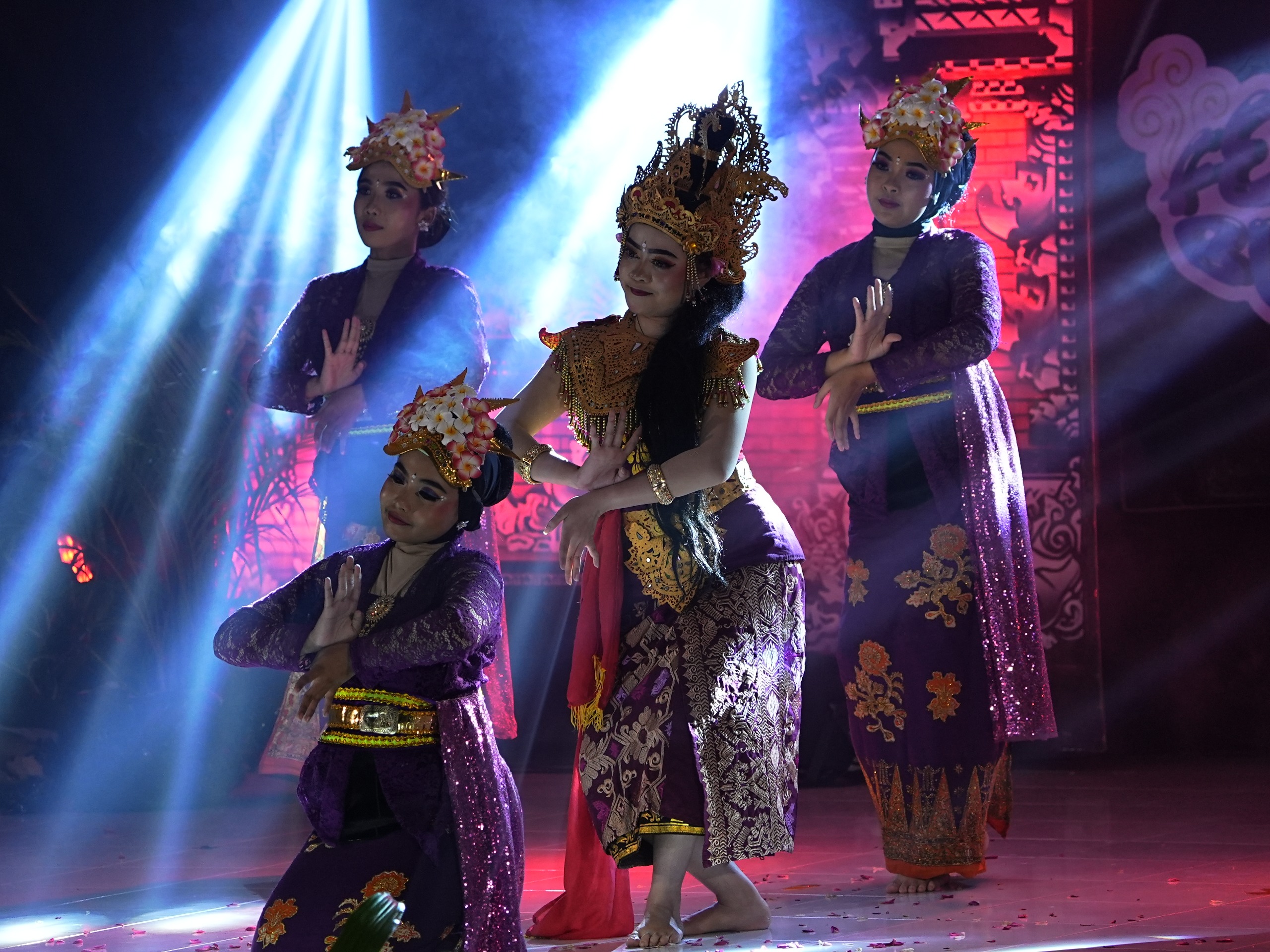 UNJUK KEBOLEHAN: Para mahasiswa Unmuh Jember ambil bagian dalam event festival budaya di Unmuh Jember, pekan lalu (11/7).(UNMUH JEMBER)