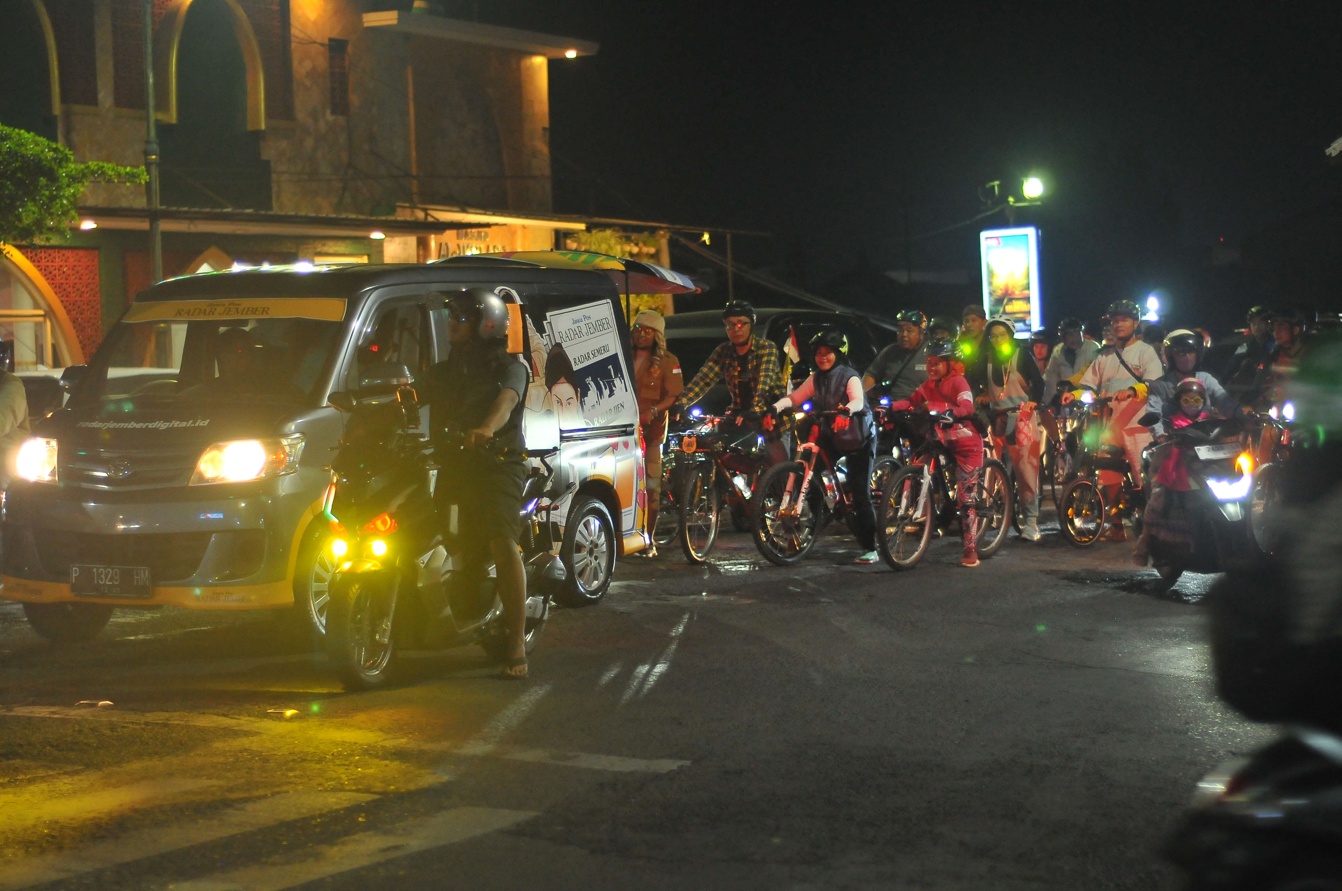 ASIK BERSEPEDA : Peserta Bike To Radar Jember diberangkatkan dari Kantor Jawa Pos Radar Jember, Kelurahan Kepatihan, Kecamatan Kaliwates, kemarin (18/7). (AZZQAL/RADAR JEMBER)