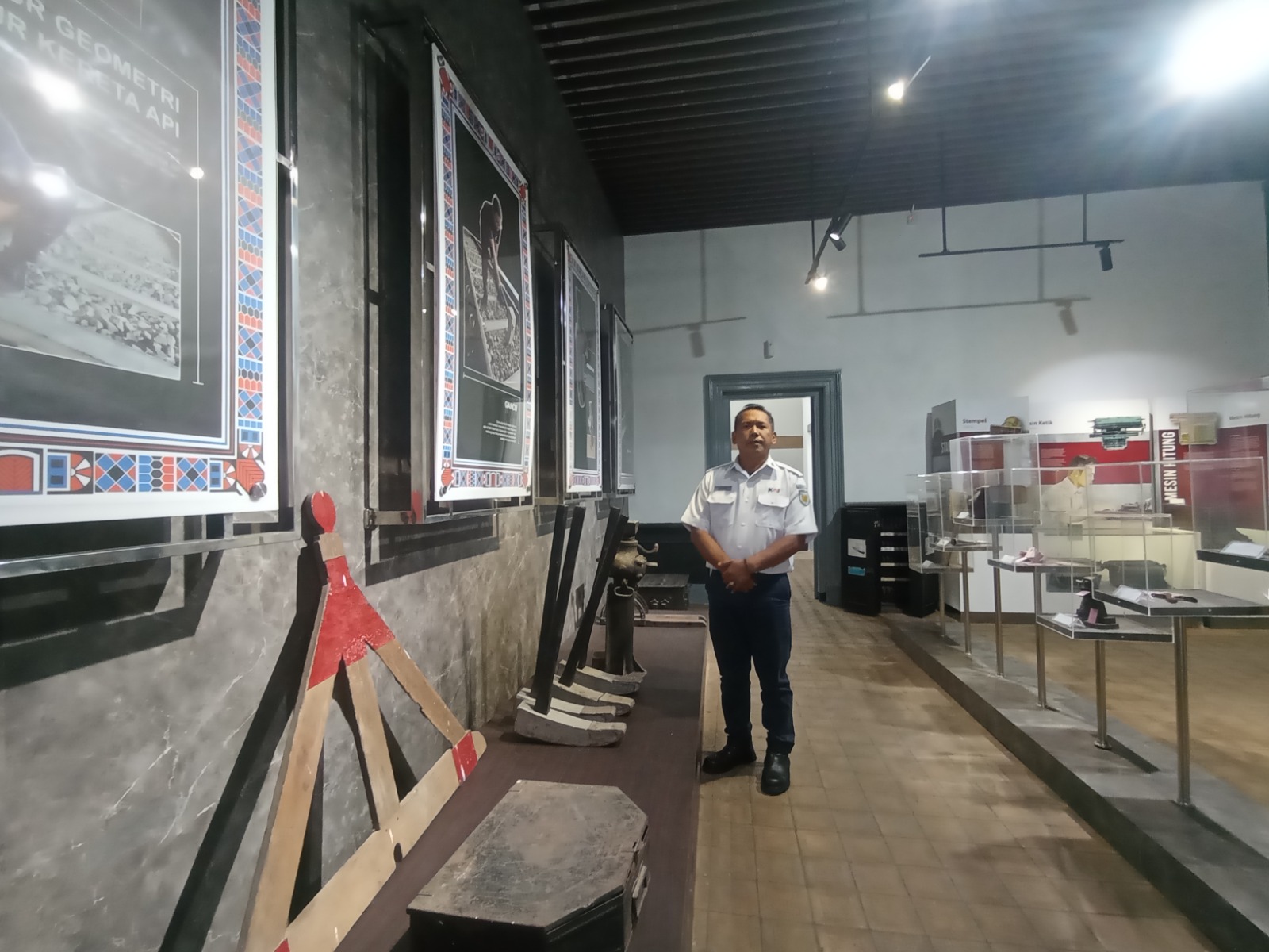 HILMI BASKORO/RADAR IJEN  BELUM BANYAK PENGUNJUNG: Kepala Stasiun Bondowoso Sugeng Adiwiyono masih setia menjalankan tugas sebagai kepala stasiun sekaligus museum tanpa adanya perjalanan aktif kereta.