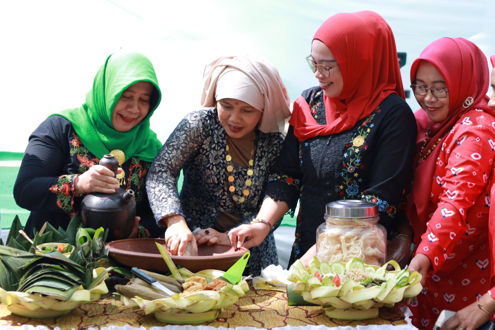 MUHAMMAD HASBI/RADAR SEMERU&nbsp; MERIAH: Keunikan Festival Rujak Otek. pengunjung bisa menikmati proses pembuatan hingga mencicipi hidangan.&nbsp;