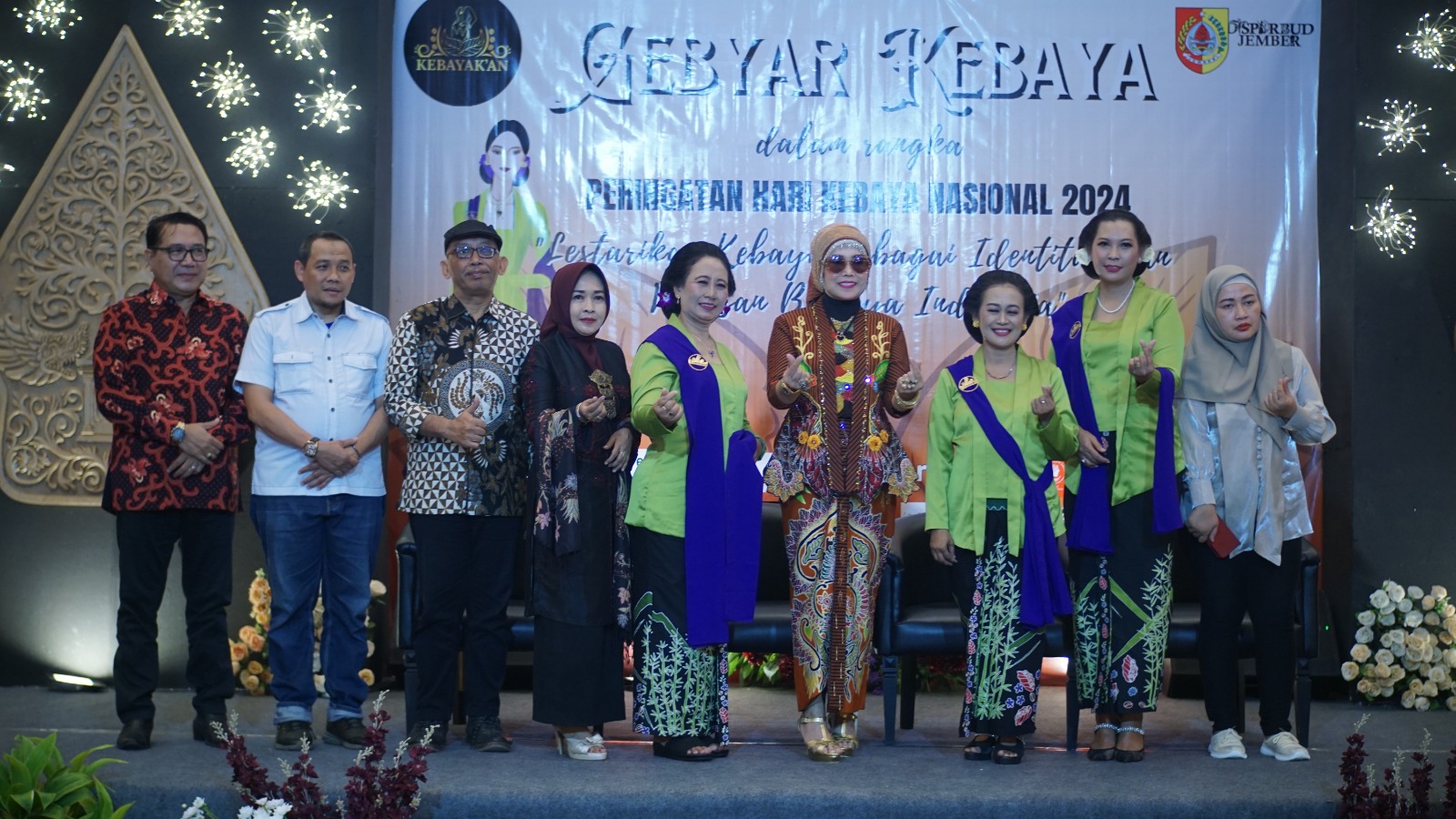 TERUS LESTARIKAN: Pakaian nusantaran kebaya terus dilestarikan. Ratusan ibu-ibu di Jember pun kompak mengenakan pakaian kebaya tersebut. (YULIO/RJ)