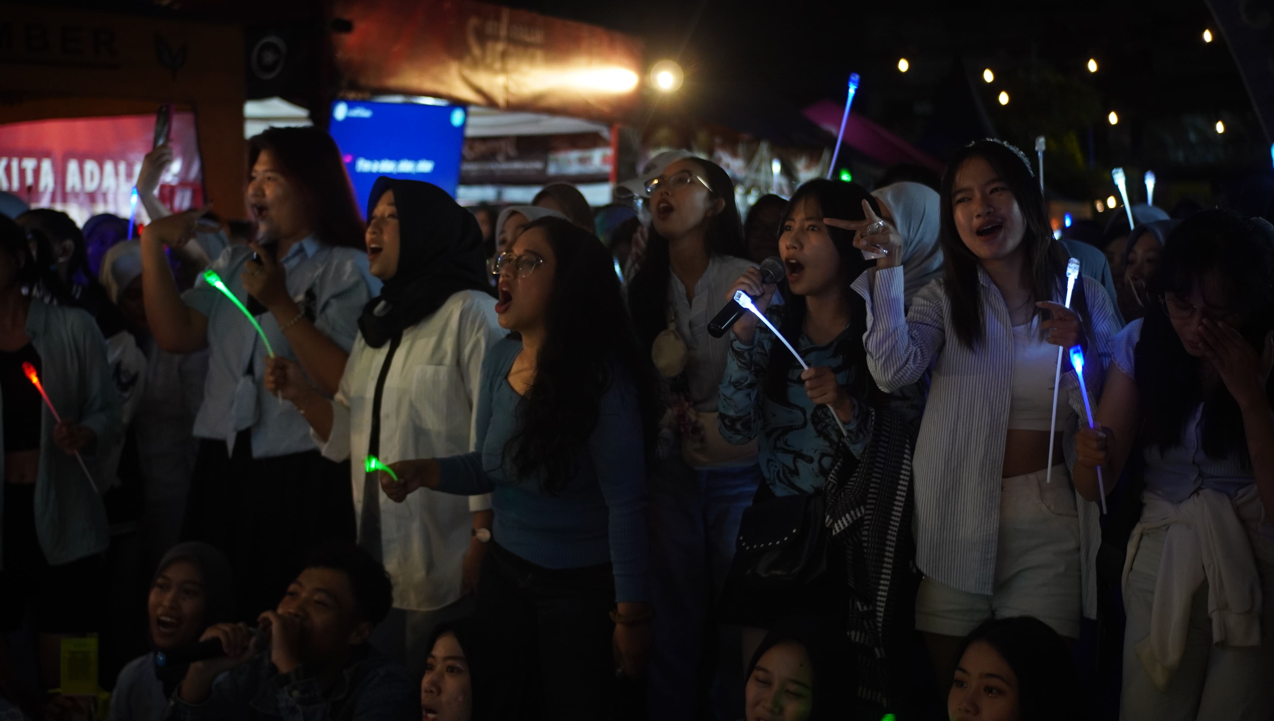 KOPDAR: Komunitas Multifandom K-Pop Jember memeriahkan Ultah ke-25 Jawa Pos Radar Jember.(YULIO FA/RADAR JEMBER)