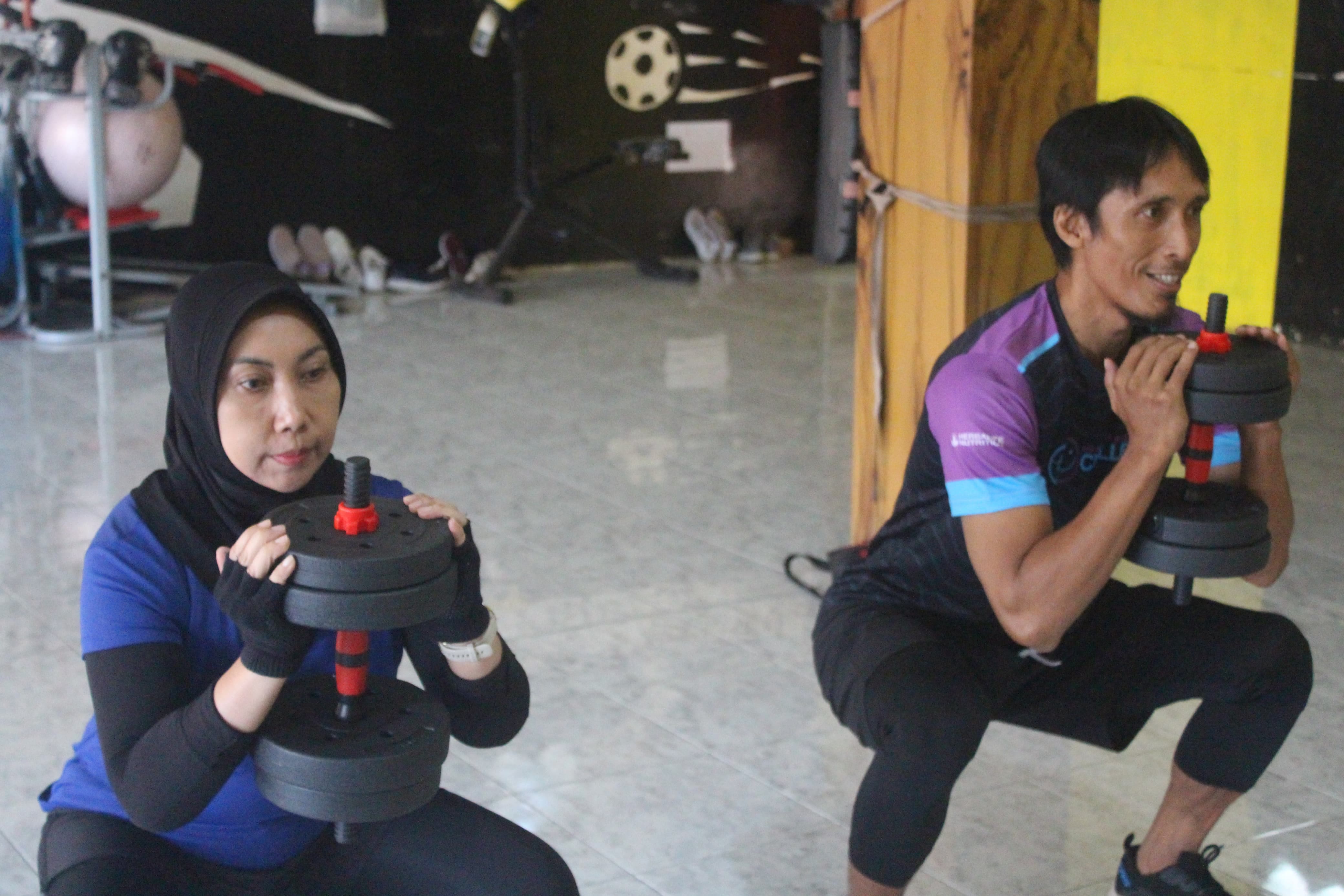 BERAGAM: Potret beberapa variasi gerakan gabungan yang dilakukan pegiat olahraga di Lestari Club Lumajang.(MUHAMMAD HASBI/RADAR SEMERU)