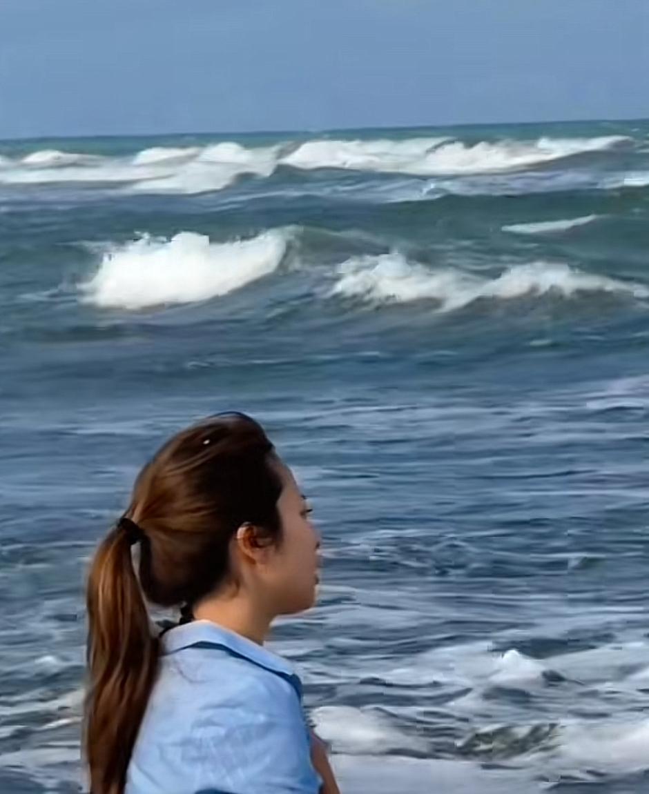 IKHLAS : Jennifer Coppen saat melarung abu Papa Dali Di Pantai Lembeng, Gianyar, Bali.