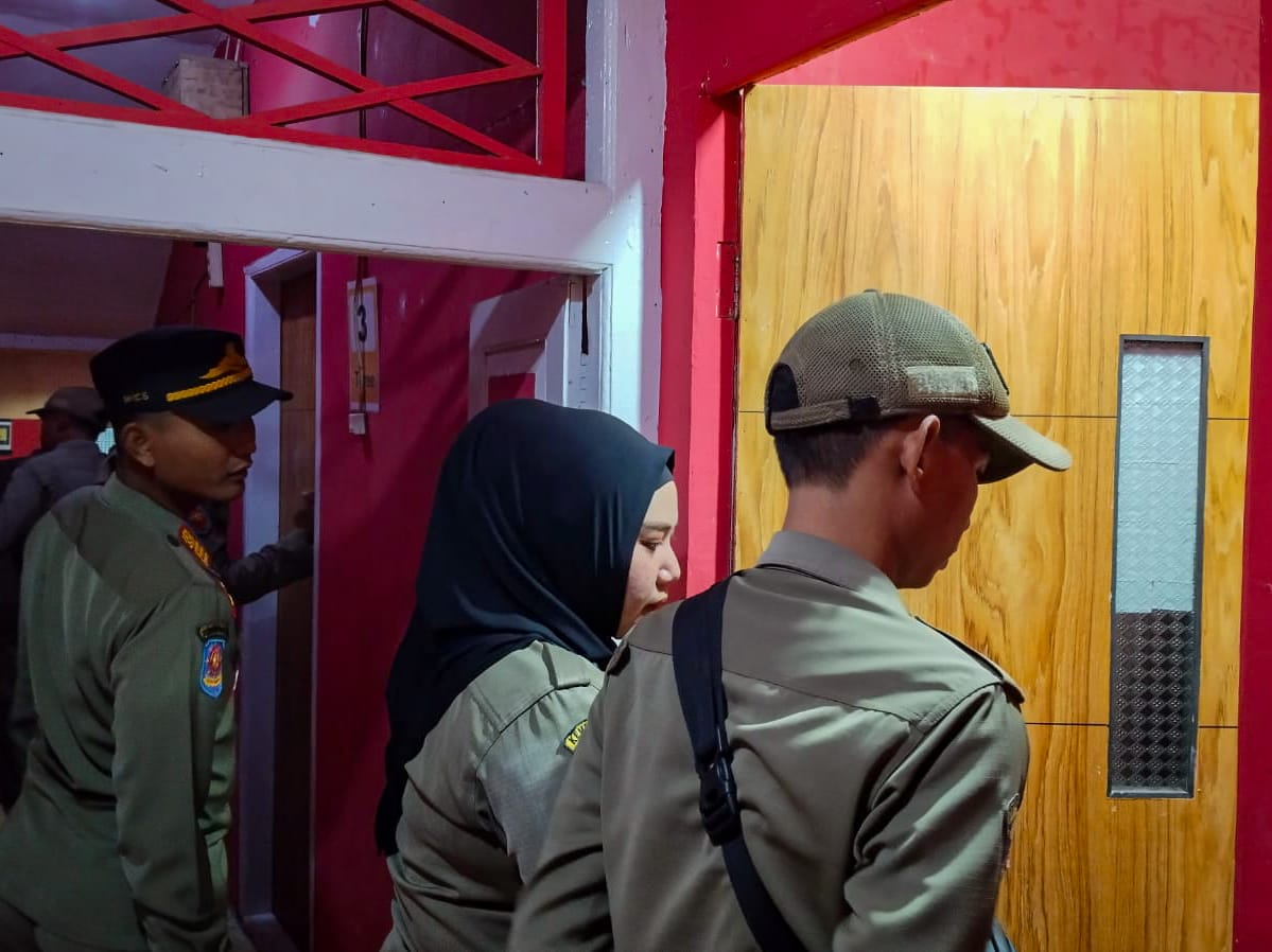 GREBEK: Petugas Satpol PP Lumajang ketika melakukan razia penyakit masyarakat di sejumlah indekos dan penginapan di Kecamatan Lumajang, Senin dini hari.