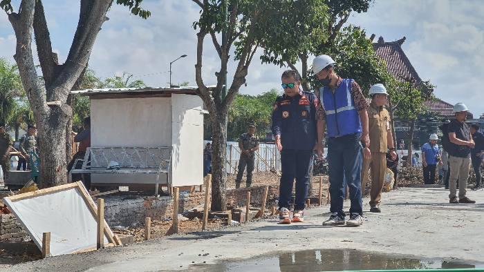 PANTAU PROYEK: Bupati Jember Hendy Siswanto memastikan pekerjaan Alun-Alun Jember, Selasa (23/7) lalu. AZZQAL AZQIYA&rsquo;/RADAR JEMBER