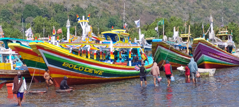 WASPADA: Musim angin barat, nelayan Puger yang hendak berangkat melaut diminta untuk lebih berhati-hati dan waspada saat di tengah laut. JUMAI/RADAR JEMBER