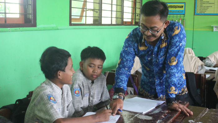 JENJANG PENDIDIKAN: Sejumlah murid di Lumajang saat mendapatkan pembelajaran olahraga dari gurunya.