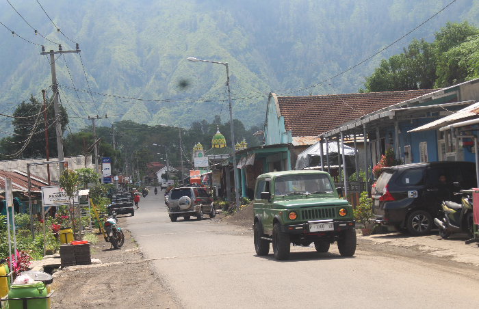 Suasana penduduk di kawasan Kecamatan Ijen saat kegiatan sehari-harinya. Di Kecamatan Ijen kini terdapat perusahaan geothermal, yakni PT Medco, di tengah-tengah objek wisata Ijen Geopark. FAQIH HUMAIN