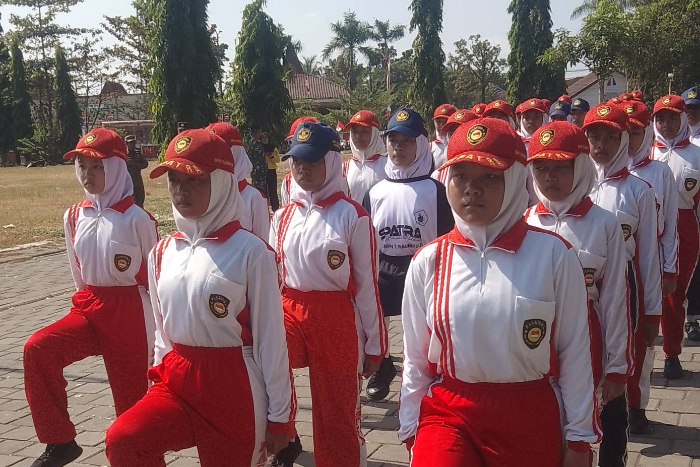 HENTAKKAN KAKI: Para siswa berlatih PBB di Alun-Alun Rambipuji, kemarin (24/7) pagi. ABDUL MUIZ/RADAR JEMBER