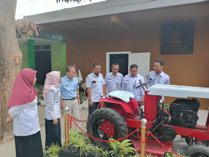 MENARIK: Pemandu museum menunjukkan salah satu alat pertanian era tahun 1970 di Museum Pertanian SMKN 5 Jember. AZZQAL AZQIYA&rsquo;/RADAR JEMBER