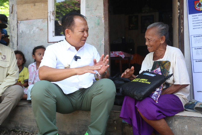 BERBAUR: Bupati Jember Hendy Siswanto melaksanakan kegiatan rutin salat Subuh berjamaah di Masjid Al-Ikhsan, Kelurahan Tegal Gede, Kecamatan Sumbersari, Desember 2023. AZZQAL AZQIYA