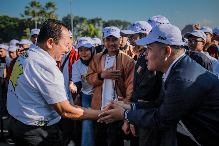 INSTRUKSI: Bupati Jember Hendy Siswanto memberikan sambutan di depan ribuan mahasiswa KKN Kolaboratif, Selasa (23/7). PEMKAB JEMBER