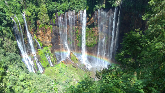 TERBENTANG: Keindahan wisata Air Terjun Tumpak Sewu yang memikat banyak wisatawan asing. DOKUMENTASI RADAR SEMERU
