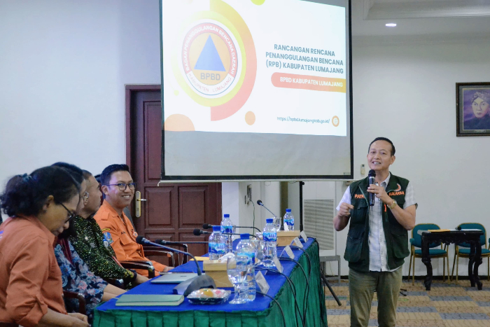 SAMPAIKAN: Kepala Badan Penanggulangan Bencana Daerah (BPBD) Lumajang Patria Dwi Hastiati memaparkan belasan ancaman bencana. ATIEQSON MAR IQBAL/RAME