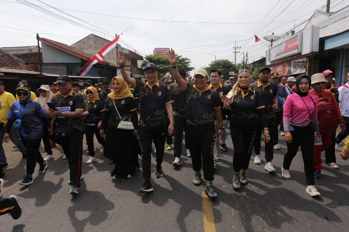 RAMAH: Bupati Jember Hendy Siswanto bersama Wabup Jember MB Firjaun Barlaman menyapa warga dengan melambaikan tangan saat ikut Tajemtra, tahun lalu. AZZQAL AZQIYA&rsquo;/RADAR JEMBER