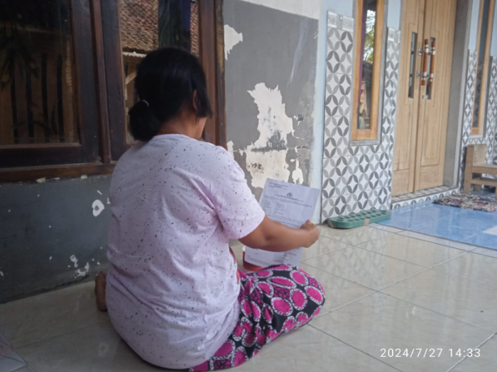 MINTA PERTOLONGAN: MU, ibu SI yang menjadi korban pemerkosaan oleh iparnya, memperlihatkan surat tanda penerimaan laporan dari SPKT Polres Jember, Sabtu (27/7). MEGA SILVIA/RADAR JEMBER