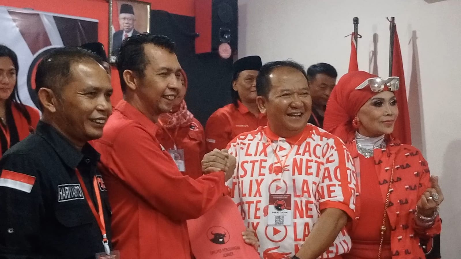 JADI ISYARAT: Hendy di Kantor PDIP Jember saat menyerahkan berkas pendaftaran ke DPC PDIP Jember, beberapa waktu lalu. MAULANA/RADAR JEMBER