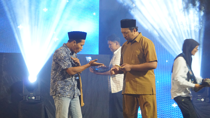 Penampilan Teater dalam rangkaian acara Malam Penghargaan Radar Jember Award 2024