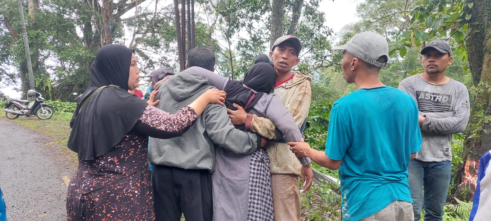 SELAMAT: Salah satu penumpang mobil pikup Gran Max yang terjun kejurang 50 meter saat bertemu keluarganya. Jumai/ Radar Jember