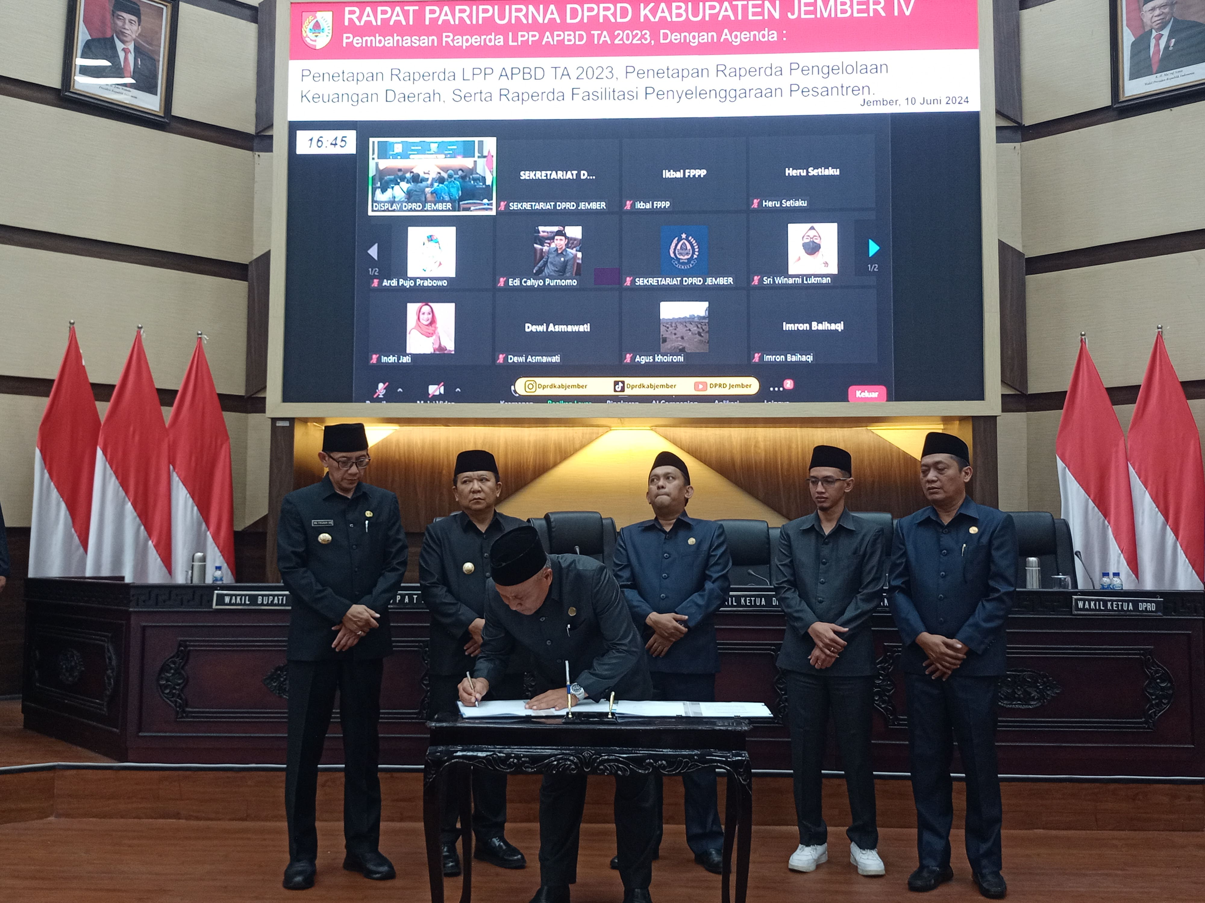 TUNGGU GILIRAN: DPRD dalam kesempatan rapat paripurna terakhir. Menjelang pergantian keanggotaan dewan, draf pembahasan anggaran diminta agar masuk lebih cepat.(MAULANA/RADAR JEMBER)