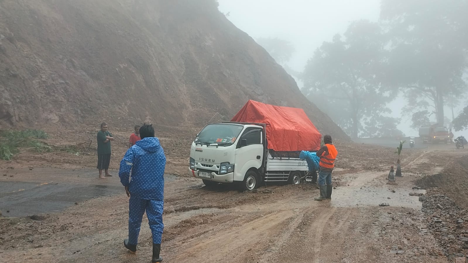LALU LALANG: Kondisi jalur Piket Nol saat terjadi longsor, beberapa waktu lalu. Kini jalur tersebut masih rawan longsor.(ERIK)