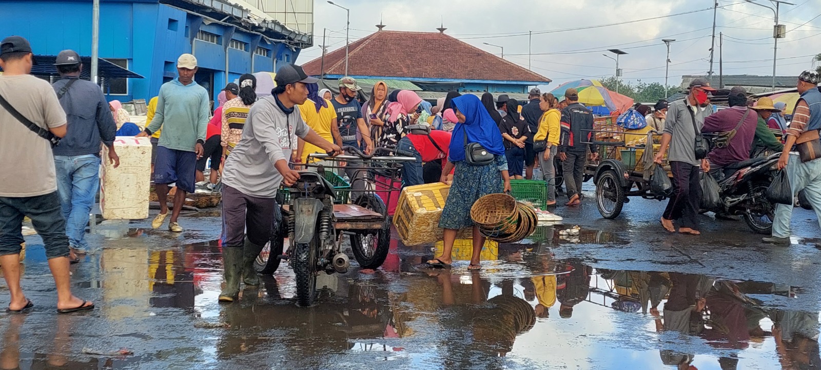 TPI HIDUP LAGI: Pedagang ikan di TPI Puger mulai banyak yang berjualan lagi, setelah sempat terjadi paceklik ikan.(JUMAI/RADAR JEMBER)