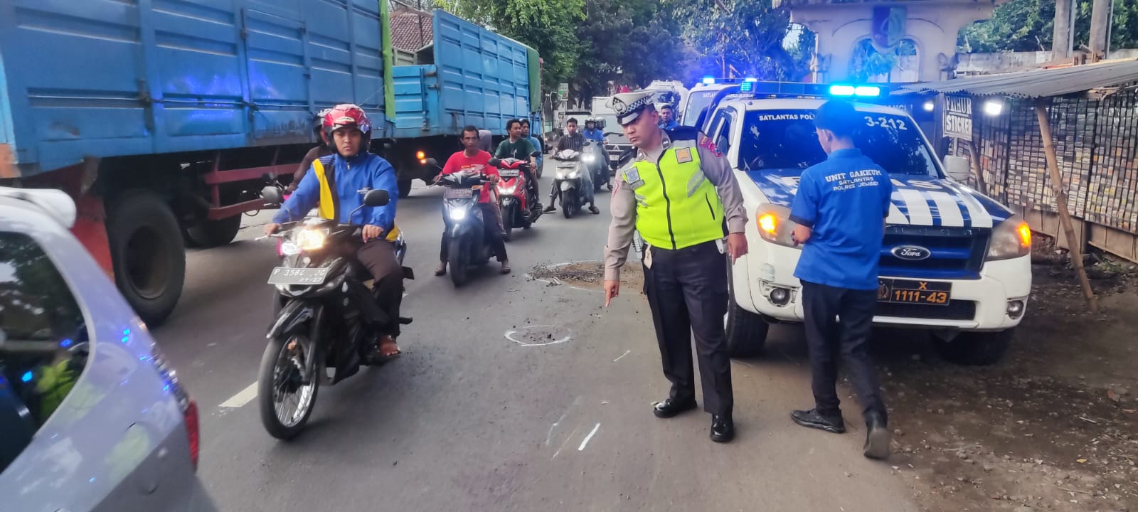 DATANGI LOKASI: Anggota Lakalantas saat mendatangi lokasi untuk melakukan olah tempat kejadian perkara (tkp) di jalan Otista, Kelurahan Mangli, Kecamatan Kaliwates, Jember Kamis (1/8/2024). (SATLANTAS