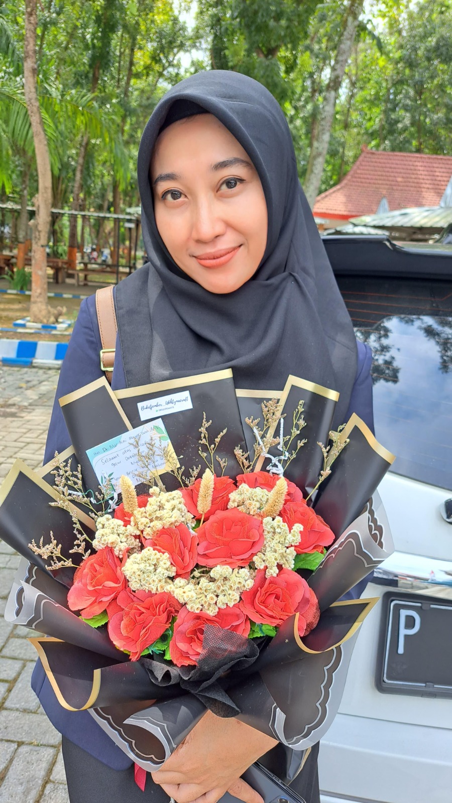 MEMBANGGAKAN: Nur Aini Mayasiana, mahasiswa S-3 FISIP Unej, dinyatakan lulus ujian doktor tanpa ujian terbuka.(NUR AINI MAYASIANA)