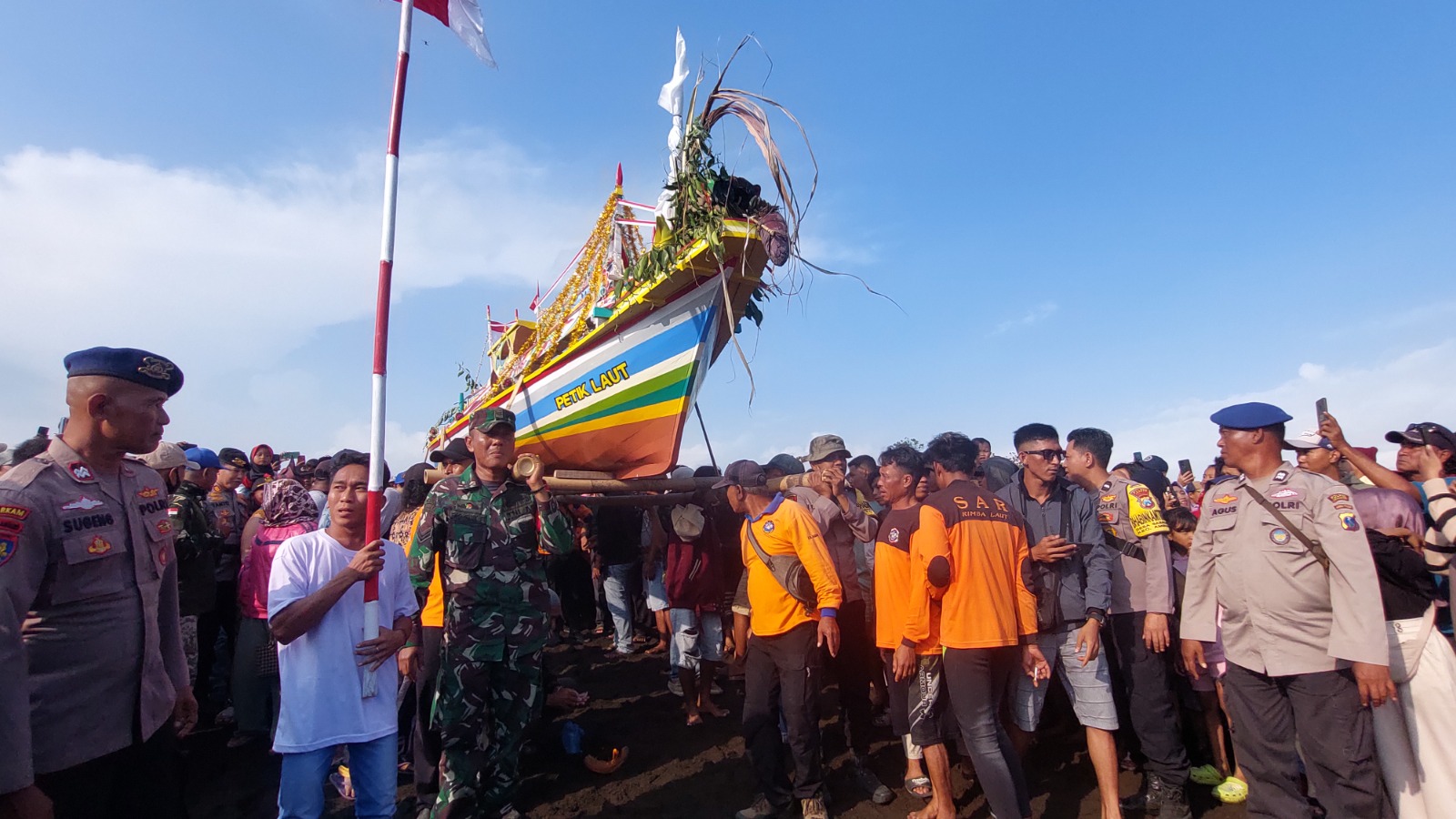 DILARUNG: Proses larung sesaji di Pantai Payangan, Desa Sumberejo, Kecamatan Ambulu, dilakukan oleh tim SAR Rimba Laut dan warga. (JUMAI/RJ)