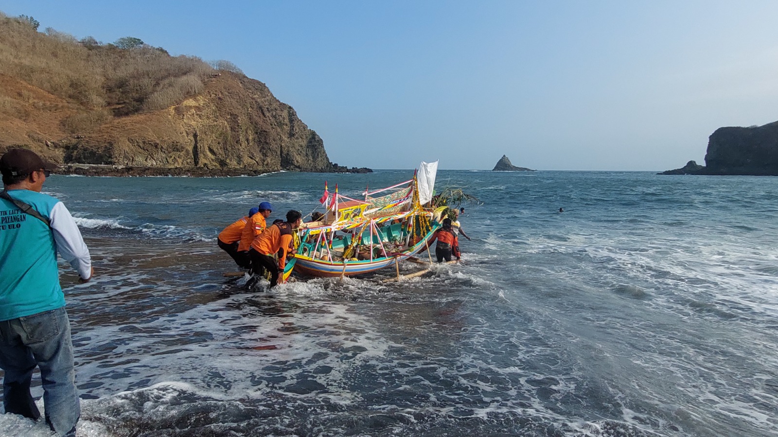 SEJAK siang, sekitar pukul 12.00, warga sudah mulai berdatangan dalam acara petik laut yang akan melarung sesaji. Namun, karena di lokasi sempat terjadi ombak besar. (JUMAI/RJ)