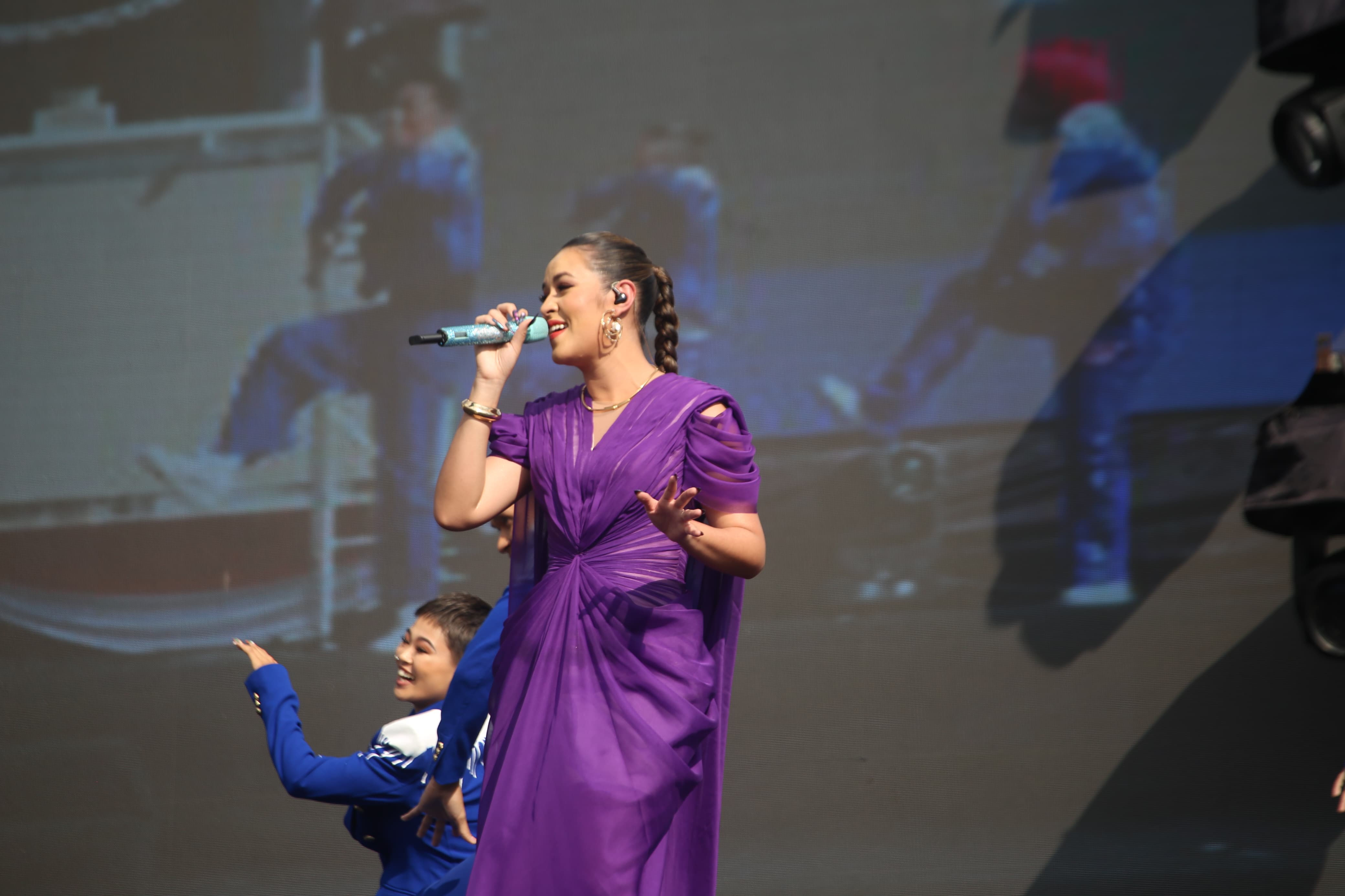 ANGGUN: Penampilan Raisa, menghibur penonton yang hadir di JFC 2024 siang tadi. (YULIO/RJ)