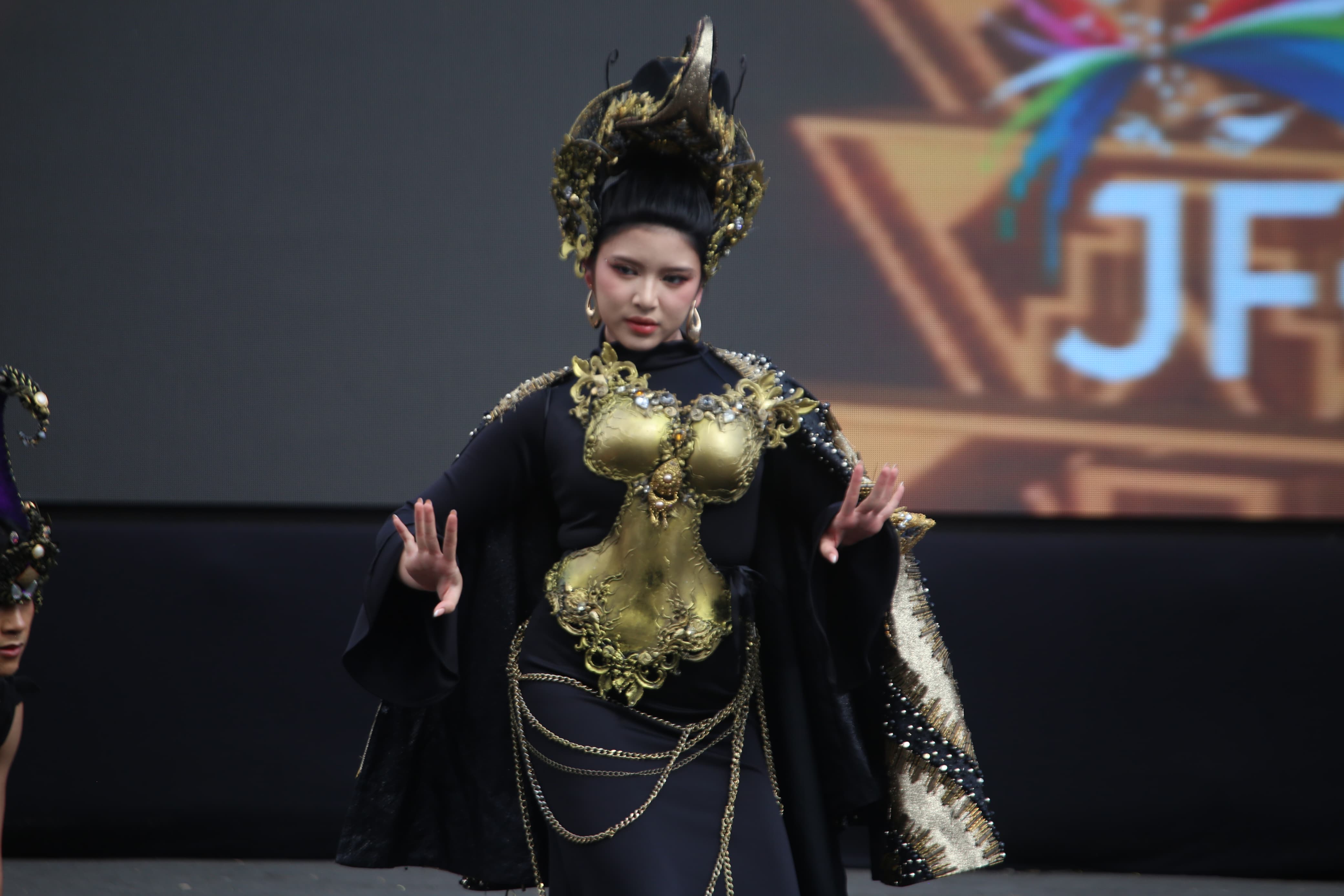TAMPIL: Tiara Andini menyanyikan lagu dengan busana defile Wayang di JFC 2024 siang tadi. (YULIO/RJ)