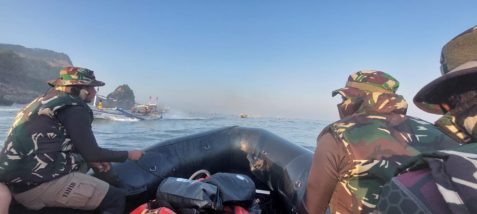 MENELUSURI LAUT: Prajurit TNI ketika hendak pergi ke Pulau Nusa Barung Jember. (JUMAI/RJ)